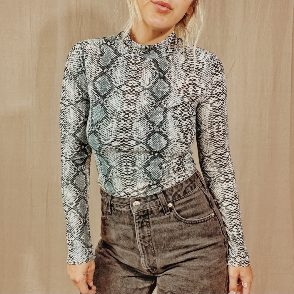 Shein | Black&White Snakeskin Turleneck top